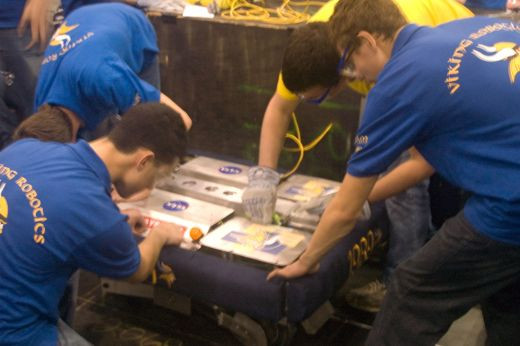 VEZI cum joaca robotii fotbal! Oare cum simuleaza un fault? :) FOTO si VIDEO_5