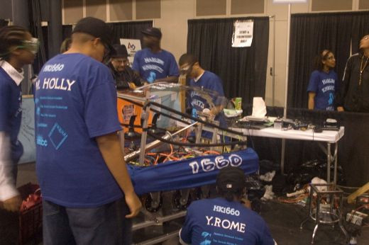 VEZI cum joaca robotii fotbal! Oare cum simuleaza un fault? :) FOTO si VIDEO_12