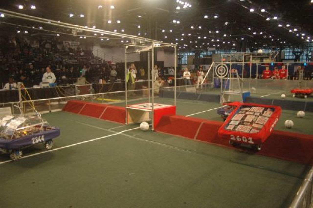 VEZI cum joaca robotii fotbal! Oare cum simuleaza un fault? :) FOTO si VIDEO_14