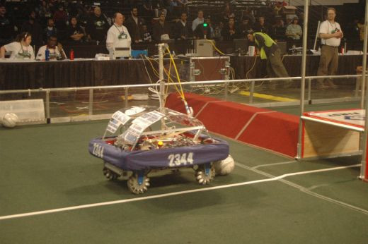 VEZI cum joaca robotii fotbal! Oare cum simuleaza un fault? :) FOTO si VIDEO_15