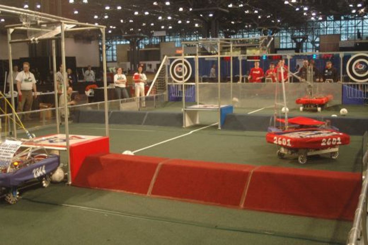 VEZI cum joaca robotii fotbal! Oare cum simuleaza un fault? :) FOTO si VIDEO_19