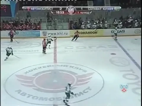 VIDEO! Un fan BEAT din Rusia i-a spart capul unui jucator de hochey!