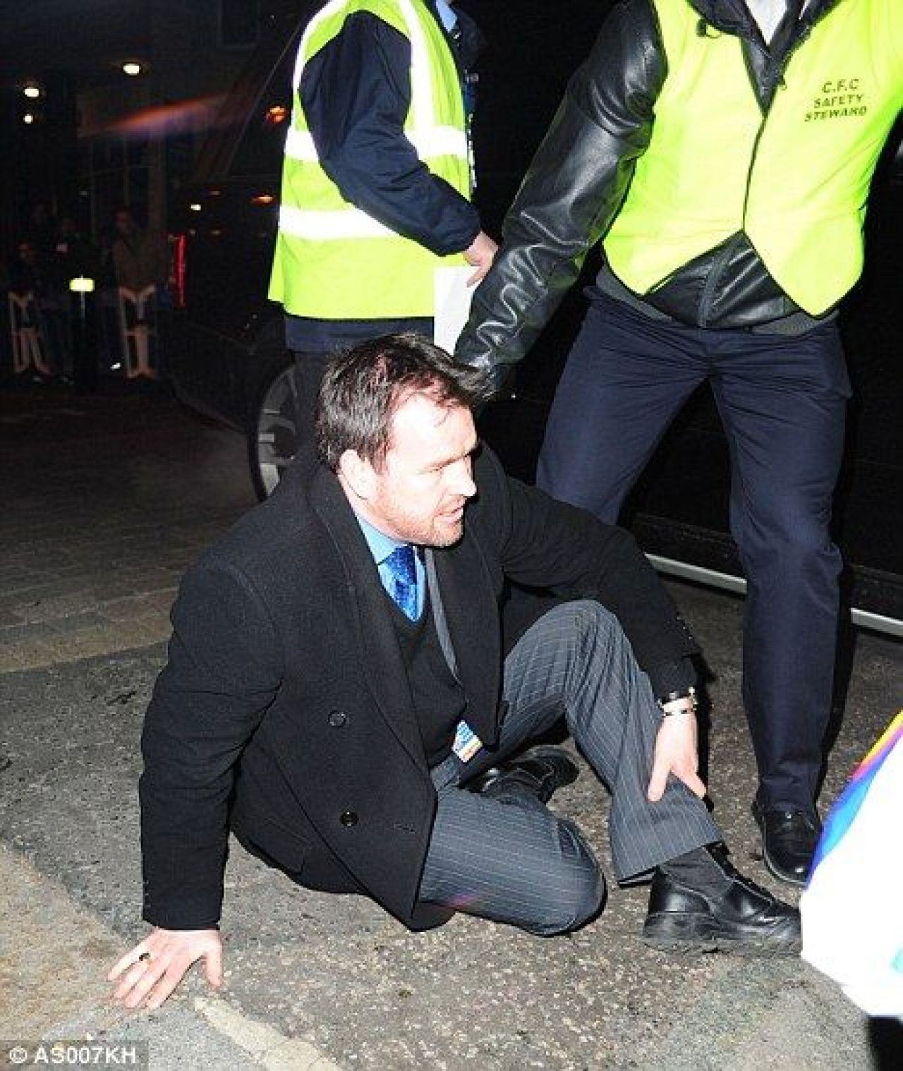 FOTO: John Terry fortat sa-si ceara scuze dupa ce a lovit cu masina un steward!_3