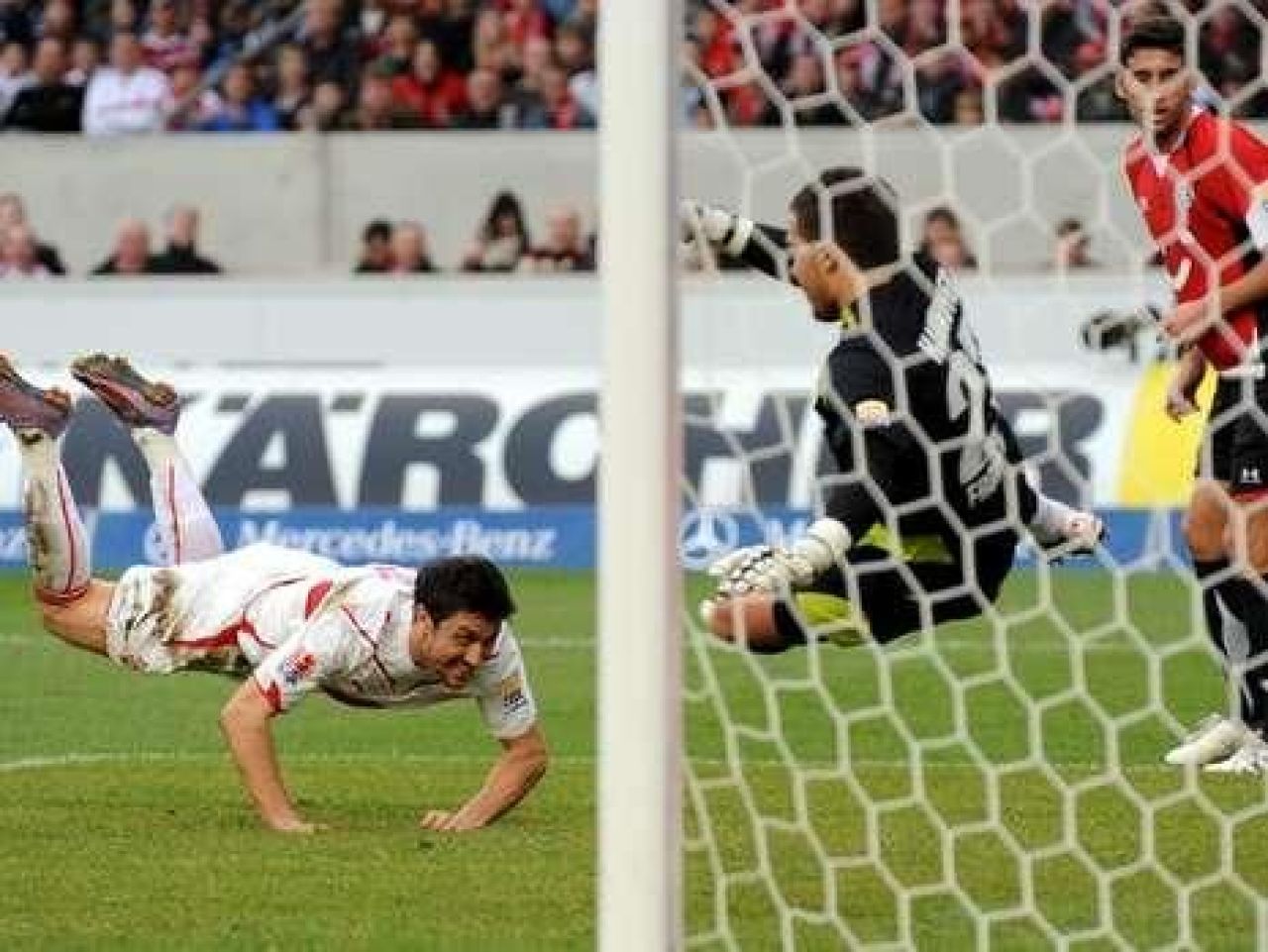 FOTO: Nemtii au descoperit secretul lui Marica: a marcat pentru ca a purtat ghete violet in stilul C. Ronaldo!_6