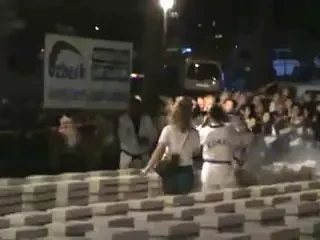 RECORD INCREDIBIL!&nbsp;A spart 644 de caramizi cu bratele goale in 25 de secunde!