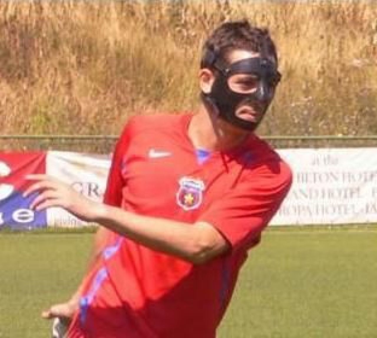 Cui ii sta mai bine cu casca: Chivu sau Cech? Vezi ce jucatori romani au jucat cu masca: _4