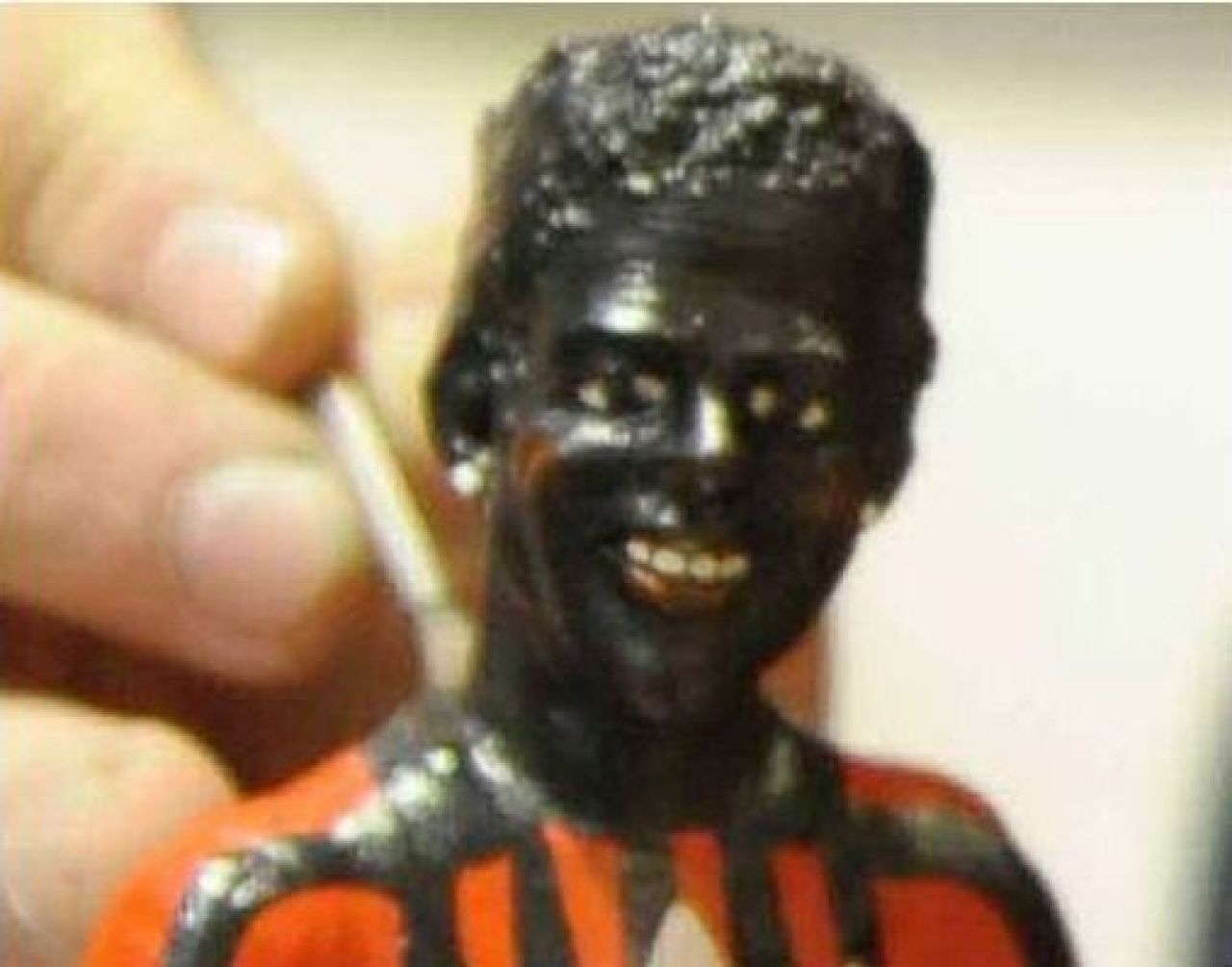 Fanii lui Inter il provoaca pe Balotelli: