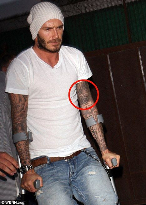 FOTO: Accidentat Beckham loveste cu tatuajul nr 19!_3