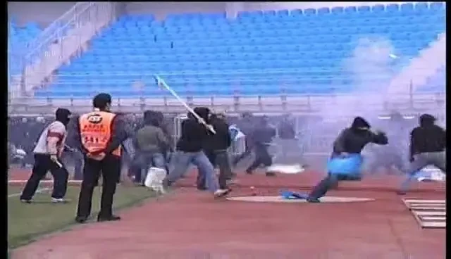 Imagini incredibile! Huliganii din Grecia au coborat IADUL&nbsp;pe stadion!