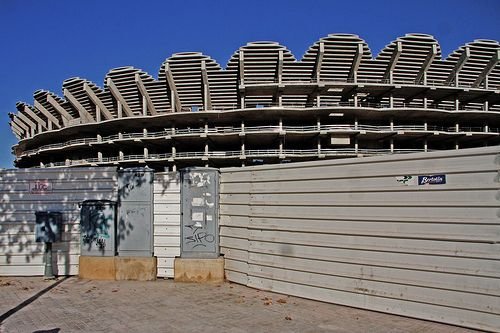 FOTO! Ce SUPER arena de 75.000 locuri a fost lasata in PARAGINA din cauza CRIZEI!_4
