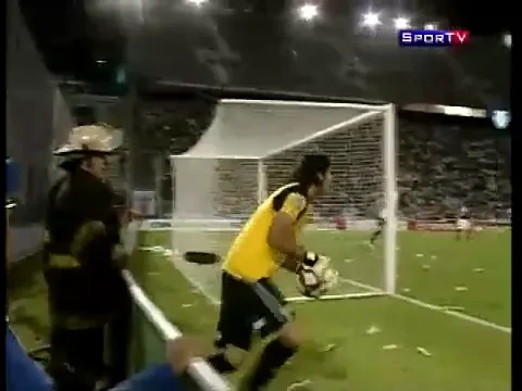 VIDEO / BLESTEM! Ce se intampla cand te iei de un copil de mingi: