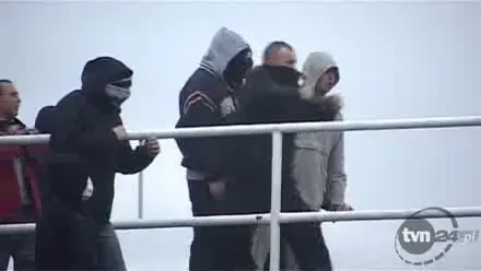 Politistii, fugariti si umiliti de huligani pe un stadion din Polonia! VIDEO
