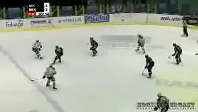 INCREDIBIL: Un antrenor a fost agresat de un fan chiar pe teren la un meci de hochei!