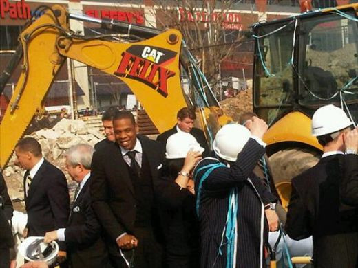 SCANDALOS! Arena in care un scaun costa 44.000 dolari!! Vezi pe ce dau americanii 800 mil $!_13