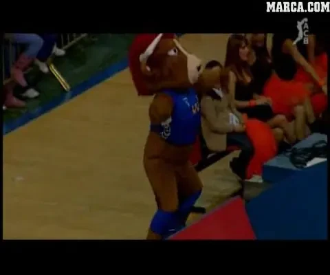 VIDEO / Ea este mascota PORNO! Vezi cum se bucura :)