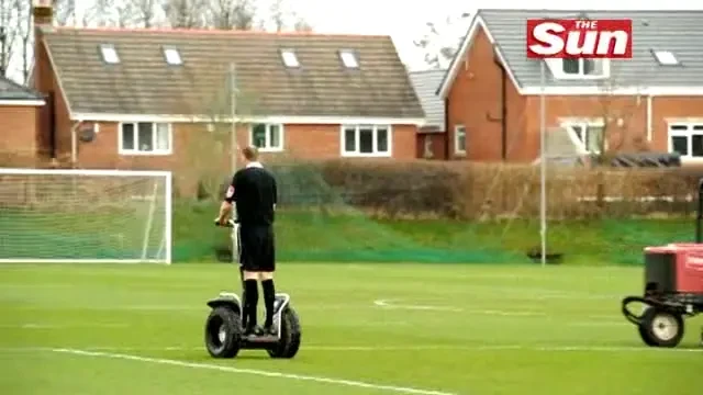 Anglia reinventeaza fotbalul! Experiment nebun: arbitri motorizati pe teren! E o idee buna?