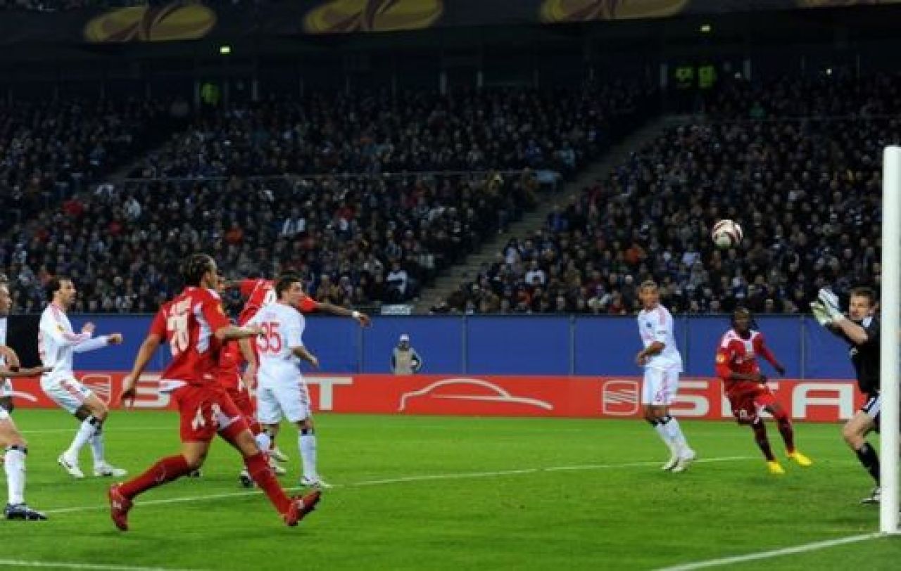 VIDEO: Romanul GROZAV a debutat in Europa: Vezi cea mai mare ratare a serii: Hamburg 2-1 Standard!_18