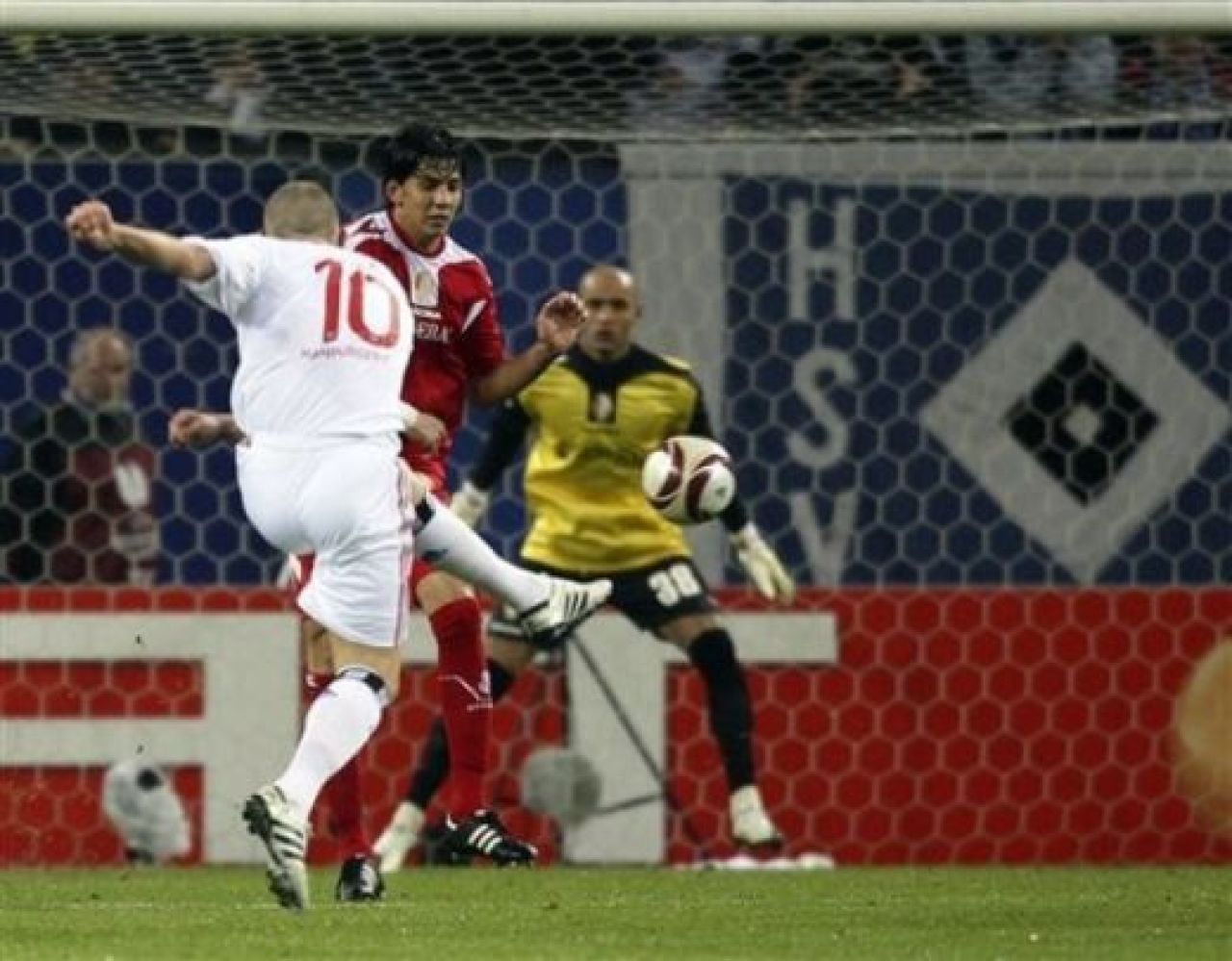 VIDEO: Romanul GROZAV a debutat in Europa: Vezi cea mai mare ratare a serii: Hamburg 2-1 Standard!_19