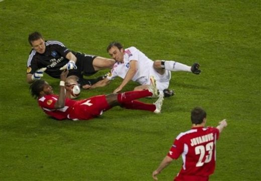 VIDEO: Romanul GROZAV a debutat in Europa: Vezi cea mai mare ratare a serii: Hamburg 2-1 Standard!_41