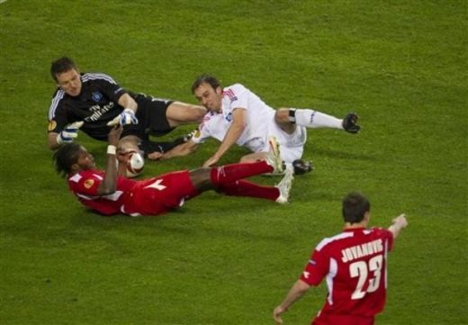 VIDEO: Romanul GROZAV a debutat in Europa: Vezi cea mai mare ratare a serii: Hamburg 2-1 Standard!_41
