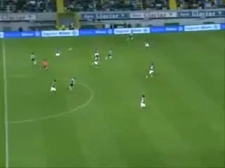 Foarfeca, voleu, sau o noua inventie? Vezi un gol desprins din jocurile Play Station! Ai recunoscut portarul? :))