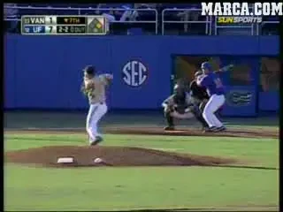 VIDEO / Faza incredibila la baseball! I-a rupt piciorul cu o minge:
