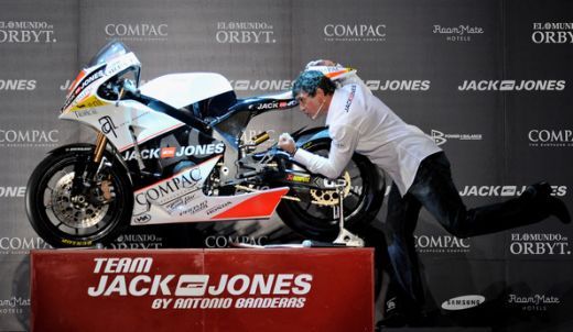 VIDEO: Antonio Banderas si-a prezentat propria echipa de motociclism!_7