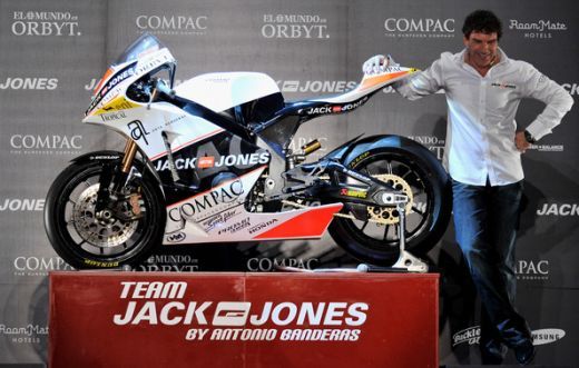 VIDEO: Antonio Banderas si-a prezentat propria echipa de motociclism!_13