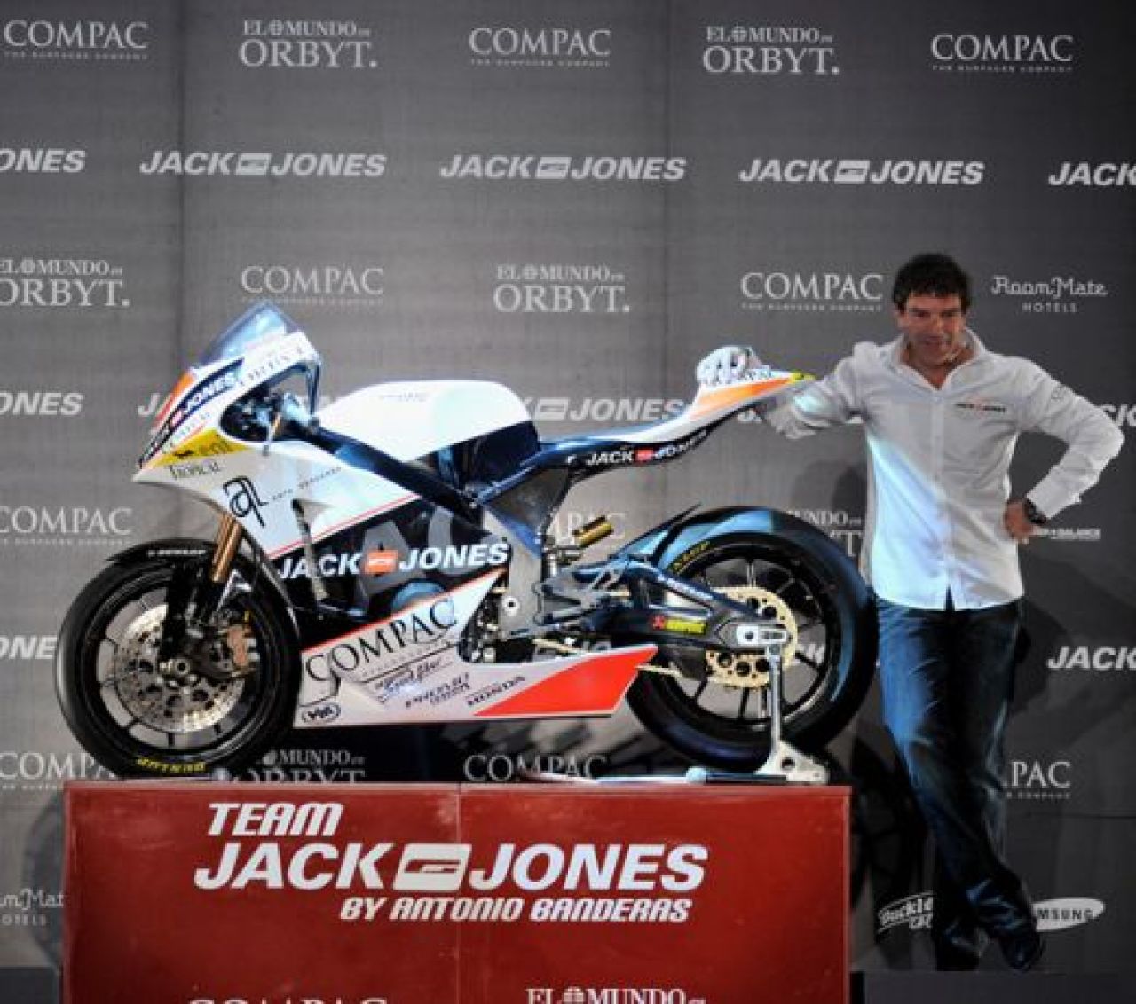 VIDEO: Antonio Banderas si-a prezentat propria echipa de motociclism!_14