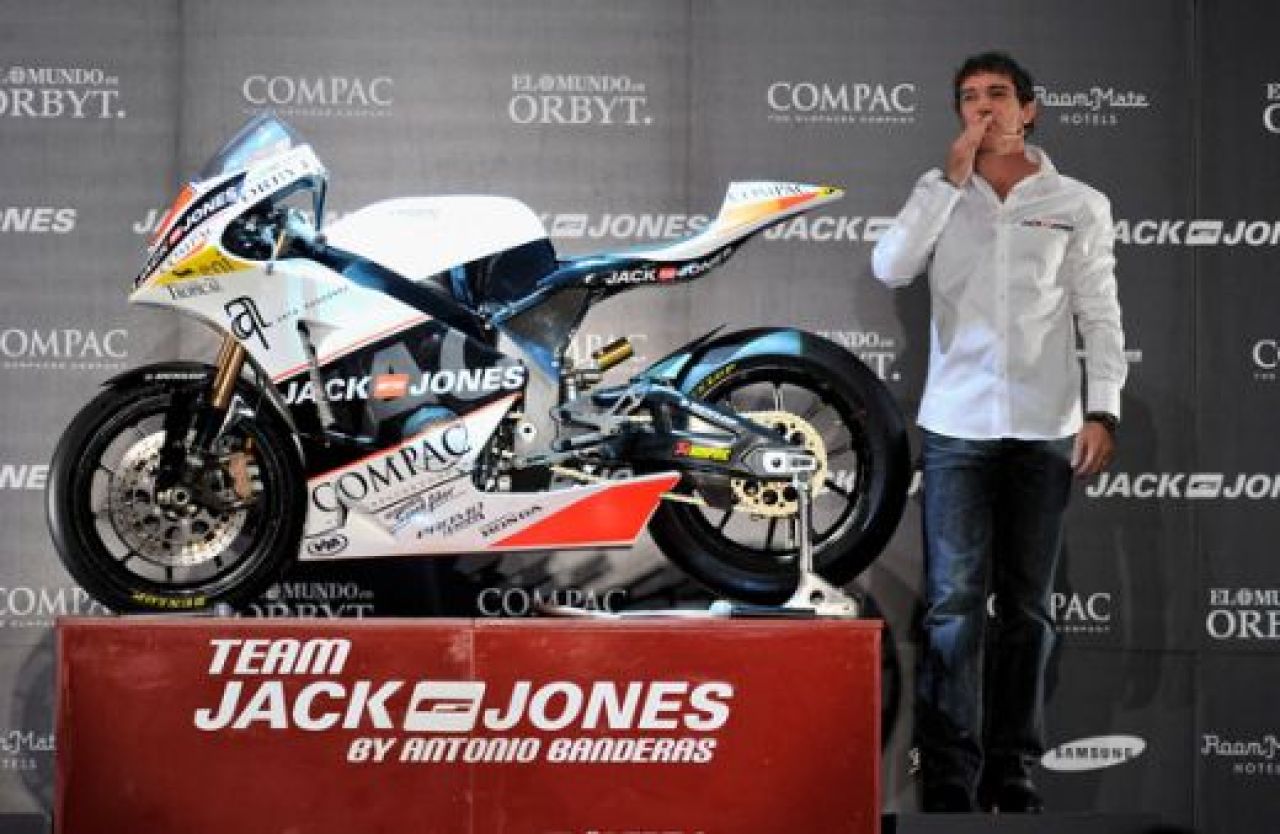 VIDEO: Antonio Banderas si-a prezentat propria echipa de motociclism!_20