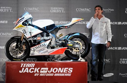 VIDEO: Antonio Banderas si-a prezentat propria echipa de motociclism!_20