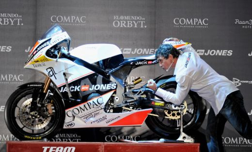 VIDEO: Antonio Banderas si-a prezentat propria echipa de motociclism!_22