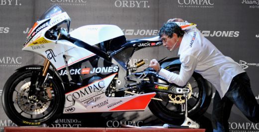 VIDEO: Antonio Banderas si-a prezentat propria echipa de motociclism!_23