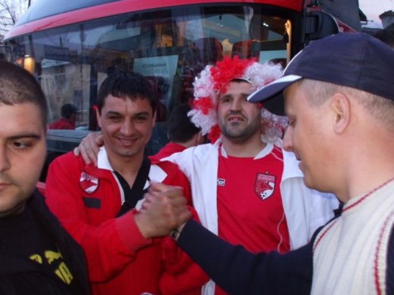 FOTO: Borcea rezolva scandalurile la Dinamo! A mers cu autocarul echipei! Cum a fost primit la Tg. Jiu_3