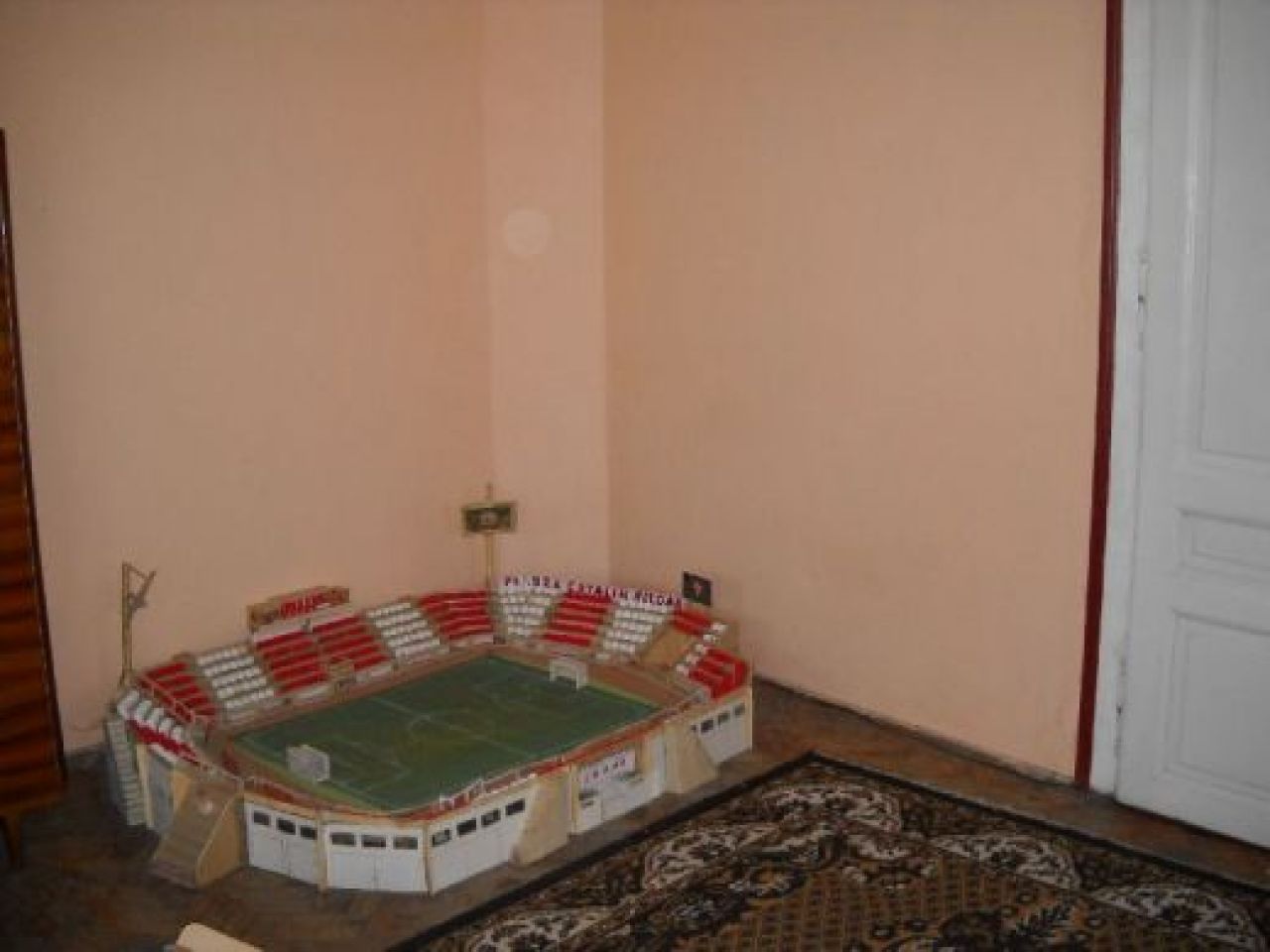 Super FOTO: Un fan a realizat o replica a stadionului Dinamo in propriul apartament :)_3
