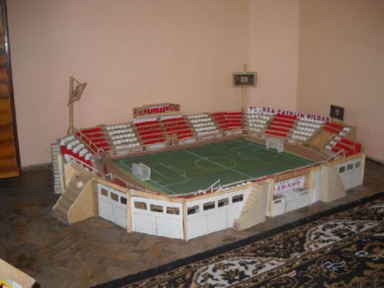 Super FOTO: Un fan a realizat o replica a stadionului Dinamo in propriul apartament :)_5