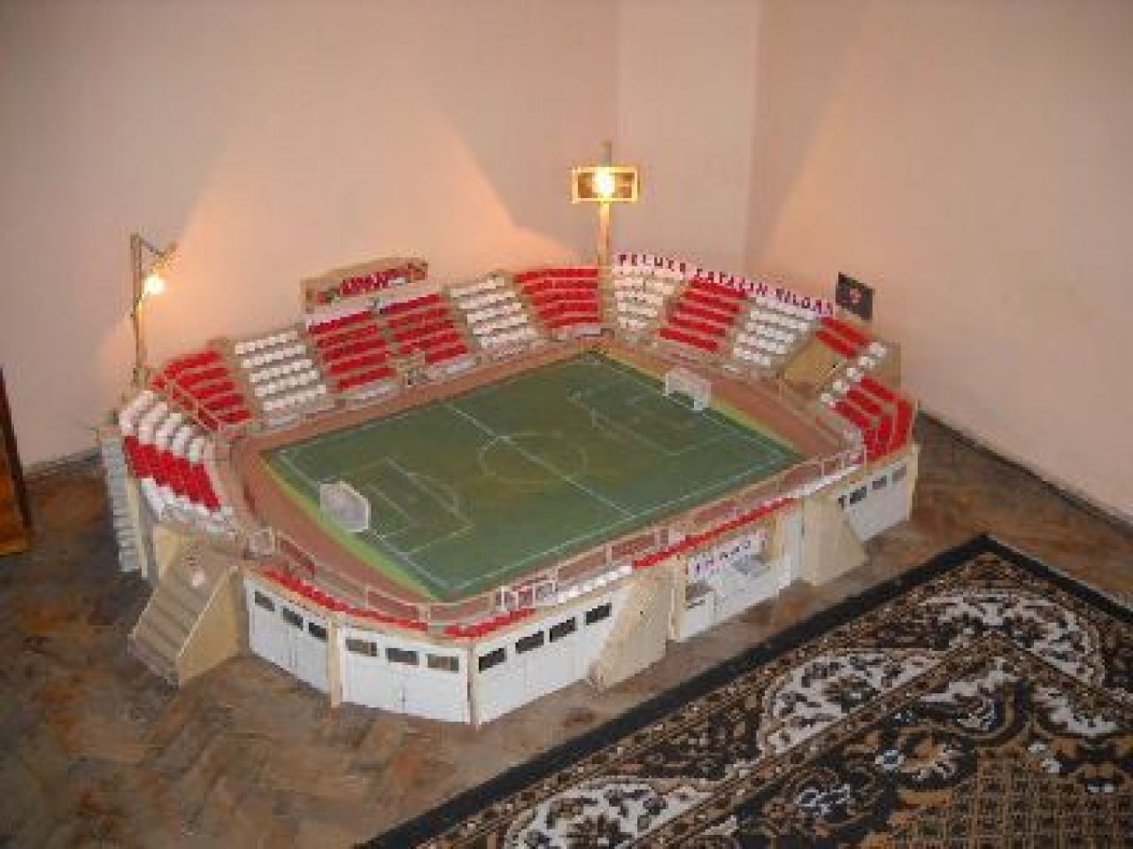 Super FOTO: Un fan a realizat o replica a stadionului Dinamo in propriul apartament :)_6