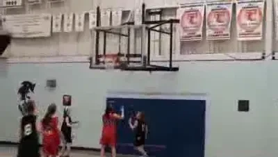 Epic fail! A dat cu nasul de podea incercand un slam dunk! VIDEO: