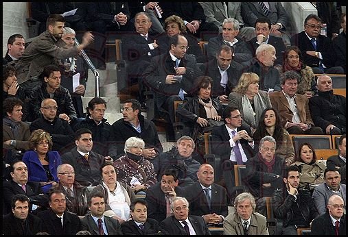 SUPER FOTO Provocarea zilei: Cu ce a aruncat Pique spre Fabregas?_3