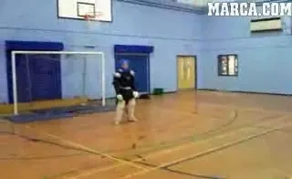 VIDEO: Portarul kamikaze! Vezi cum si-a furat-o de la un coleg!