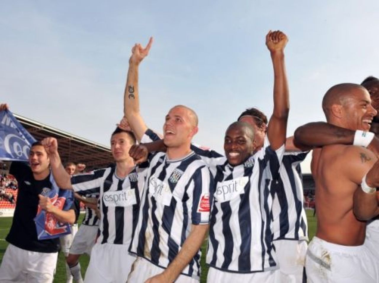 SUPER FOTO / Tamas a facut SHOW in vestiar dupa ce a promovat in Premier League!_6