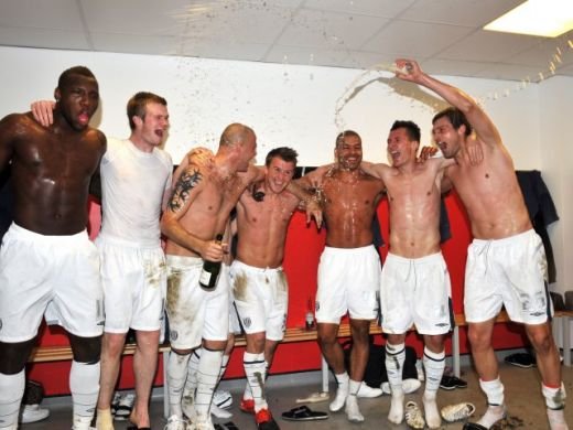 SUPER FOTO / Tamas a facut SHOW in vestiar dupa ce a promovat in Premier League!_11