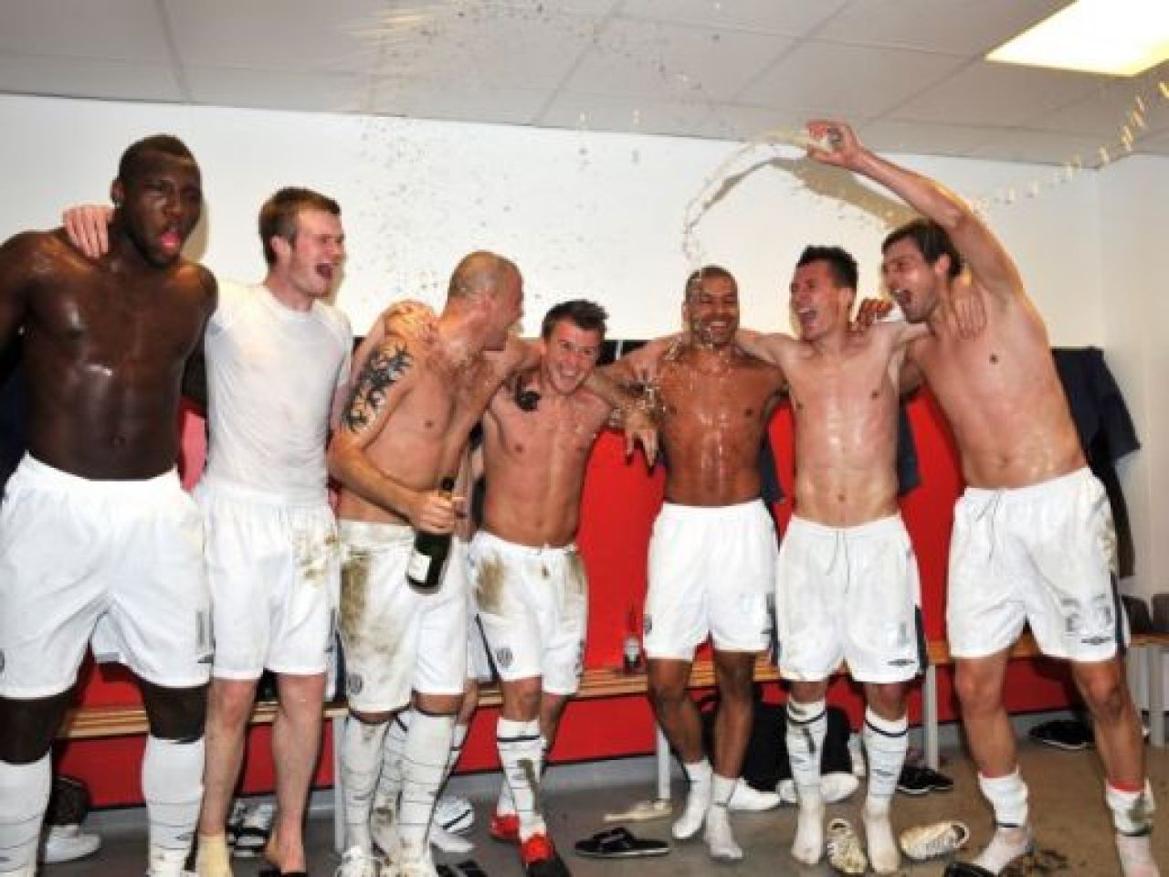 SUPER FOTO / Tamas a facut SHOW in vestiar dupa ce a promovat in Premier League!_11