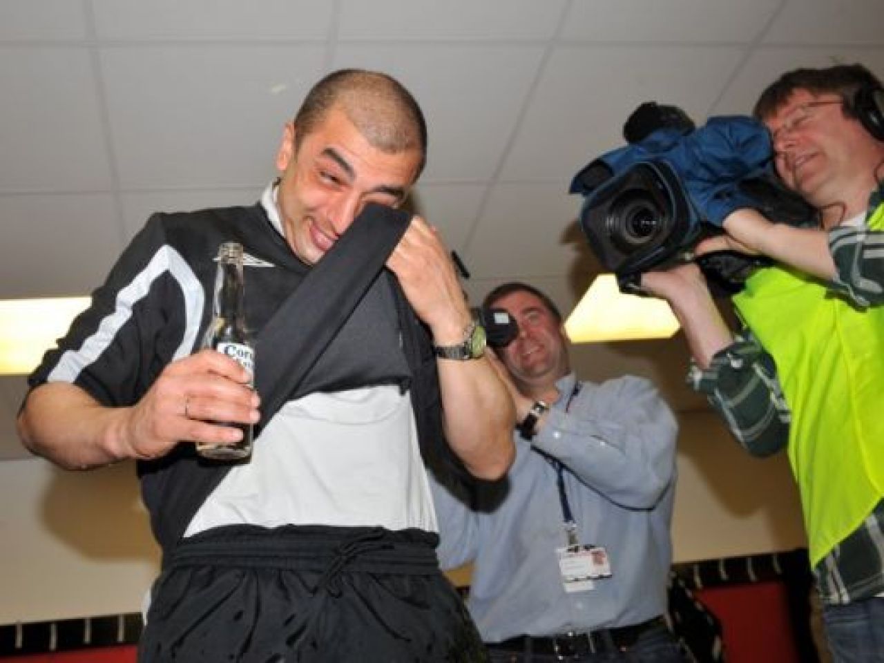 SUPER FOTO / Tamas a facut SHOW in vestiar dupa ce a promovat in Premier League!_12