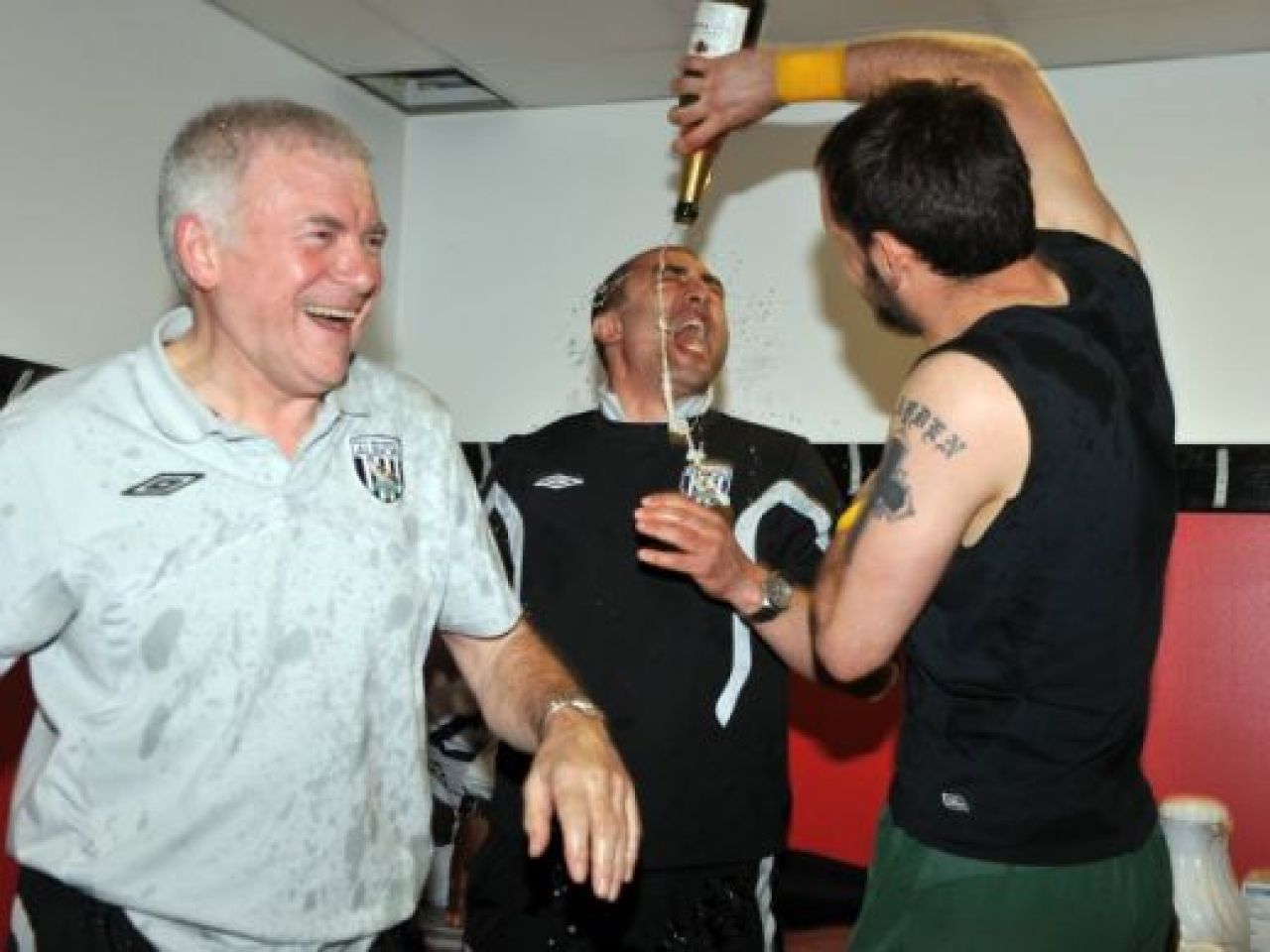 SUPER FOTO / Tamas a facut SHOW in vestiar dupa ce a promovat in Premier League!_13