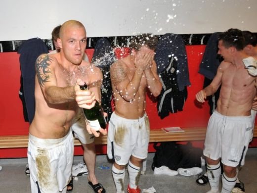 SUPER FOTO / Tamas a facut SHOW in vestiar dupa ce a promovat in Premier League!_14
