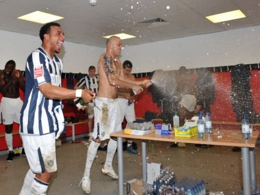 SUPER FOTO / Tamas a facut SHOW in vestiar dupa ce a promovat in Premier League!_15