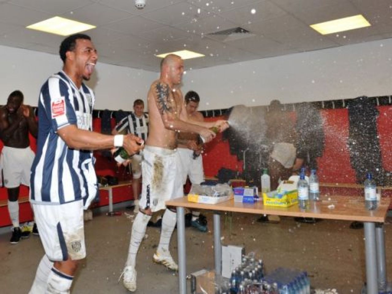 SUPER FOTO / Tamas a facut SHOW in vestiar dupa ce a promovat in Premier League!_15