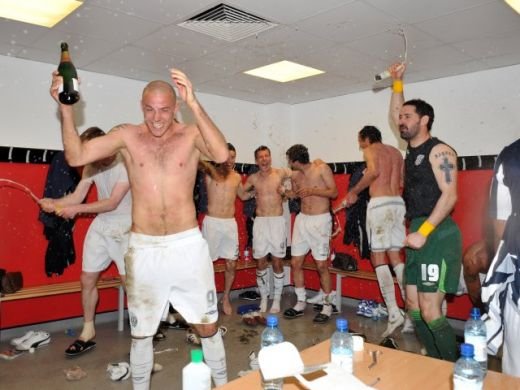 SUPER FOTO / Tamas a facut SHOW in vestiar dupa ce a promovat in Premier League!_16