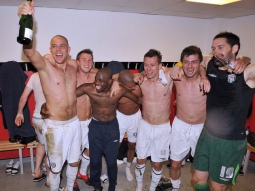 SUPER FOTO / Tamas a facut SHOW in vestiar dupa ce a promovat in Premier League!_17